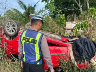 satu unit mobil Toyota Agya merah dengan nomor polisi BP 1637 TM terbalik saat melaju dari arah Kawal menuju Kijang, Senin (18/05/2026). Pagi