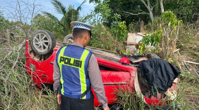 satu unit mobil Toyota Agya merah dengan nomor polisi BP 1637 TM terbalik saat melaju dari arah Kawal menuju Kijang, Senin (18/05/2026). Pagi