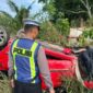 satu unit mobil Toyota Agya merah dengan nomor polisi BP 1637 TM terbalik saat melaju dari arah Kawal menuju Kijang, Senin (18/05/2026). Pagi