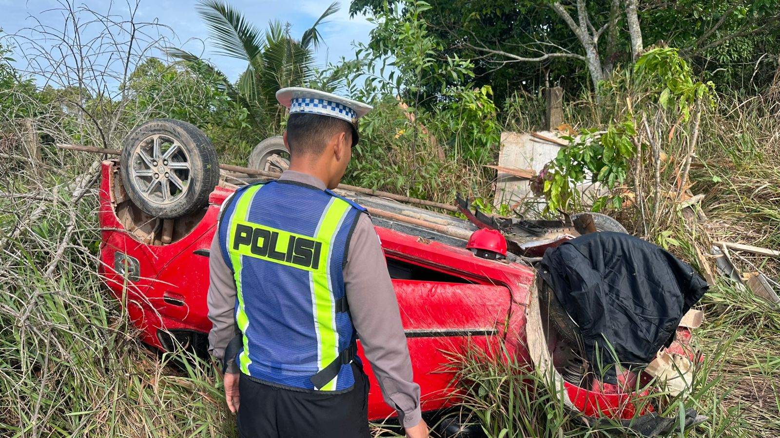 satu unit mobil Toyota Agya merah dengan nomor polisi BP 1637 TM terbalik saat melaju dari arah Kawal menuju Kijang, Senin (18/05/2026). Pagi