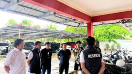 Personil Polres Bintan saat persiapan penangkapan terhadap oknum guru cabul di Kabupaten Bintan, Selasa (19/05).
