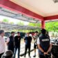 Personil Polres Bintan saat persiapan penangkapan terhadap oknum guru cabul di Kabupaten Bintan, Selasa (19/05).