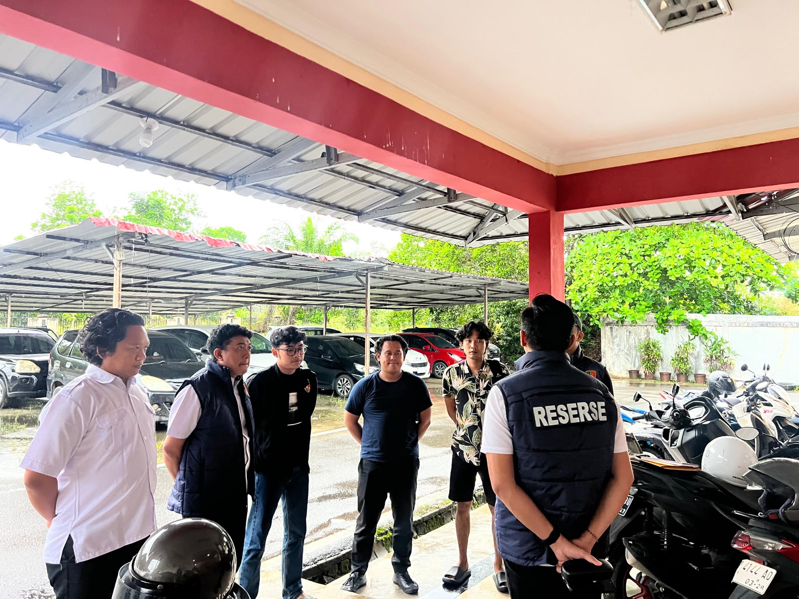 Personil Polres Bintan saat persiapan penangkapan terhadap oknum guru cabul di Kabupaten Bintan, Selasa (19/05).