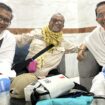 Amsakar Achmad bersama mantan Ketua PWI Kepri Ramon Damora dan Ketua PWI Kepri Saibansah Dardani. (Foto: MCH PPIH Arab Saudi 2026)