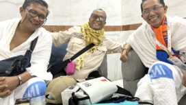 Amsakar Achmad bersama mantan Ketua PWI Kepri Ramon Damora dan Ketua PWI Kepri Saibansah Dardani. (Foto: MCH PPIH Arab Saudi 2026)