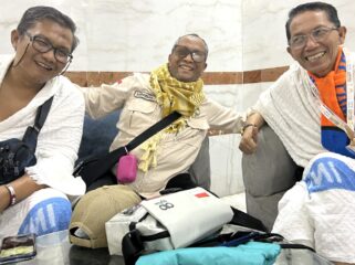 Amsakar Achmad bersama mantan Ketua PWI Kepri Ramon Damora dan Ketua PWI Kepri Saibansah Dardani. (Foto: MCH PPIH Arab Saudi 2026)