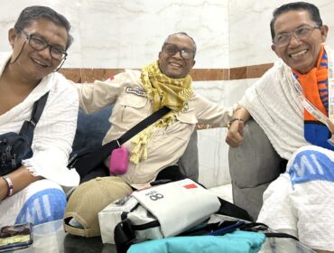 Amsakar Achmad bersama mantan Ketua PWI Kepri Ramon Damora dan Ketua PWI Kepri Saibansah Dardani. (Foto: MCH PPIH Arab Saudi 2026)