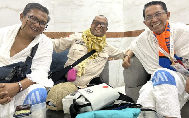 
					Amsakar Achmad bersama mantan Ketua PWI Kepri Ramon Damora dan Ketua PWI Kepri Saibansah Dardani. (Foto: MCH PPIH Arab Saudi 2026)