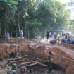 Warga Goro Bersama Personel Kodim 0315/TPI Gesa Pembangunan Jembatan Armco Sungai Kangboi