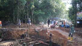 Warga Goro Bersama Personel Kodim 0315/TPI Gesa Pembangunan Jembatan Armco Sungai Kangboi