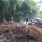 Warga Goro Bersama Personel Kodim 0315/TPI Gesa Pembangunan Jembatan Armco Sungai Kangboi