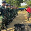 Prajurit KRI Imam Bonjol-383 Satkor Koarmada melaksanakan latihan menembak senjata ringan (Senri) di Lapangan Tembak Satdik 1, Tanjung Uban, pada Senin (25/05/2026).