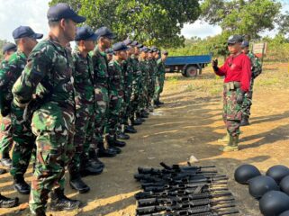 Prajurit KRI Imam Bonjol-383 Satkor Koarmada melaksanakan latihan menembak senjata ringan (Senri) di Lapangan Tembak Satdik 1, Tanjung Uban, pada Senin (25/05/2026).