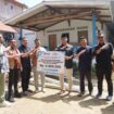 Mohamad Setiadi Dermawan Wakan, General Manager PT Angkasa Pura Indonesia atau Injourney Airports Kantor Cabang Bandara Raja Haji Fisabilillah Tanjungpinang saat menyerahkan bantuan kepada kelompok UMKM budidaya Jamur di Kota Tanjungpinang, Selasa (26/05)