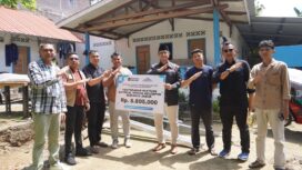 Mohamad Setiadi Dermawan Wakan, General Manager PT Angkasa Pura Indonesia atau Injourney Airports Kantor Cabang Bandara Raja Haji Fisabilillah Tanjungpinang saat menyerahkan bantuan kepada kelompok UMKM budidaya Jamur di Kota Tanjungpinang, Selasa (26/05)