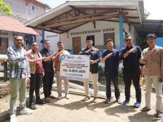 Mohamad Setiadi Dermawan Wakan, General Manager PT Angkasa Pura Indonesia atau Injourney Airports Kantor Cabang Bandara Raja Haji Fisabilillah Tanjungpinang saat menyerahkan bantuan kepada kelompok UMKM budidaya Jamur di Kota Tanjungpinang, Selasa (26/05)