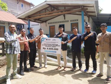 Mohamad Setiadi Dermawan Wakan, General Manager PT Angkasa Pura Indonesia atau Injourney Airports Kantor Cabang Bandara Raja Haji Fisabilillah Tanjungpinang saat menyerahkan bantuan kepada kelompok UMKM budidaya Jamur di Kota Tanjungpinang, Selasa (26/05)