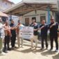 Mohamad Setiadi Dermawan Wakan, General Manager PT Angkasa Pura Indonesia atau Injourney Airports Kantor Cabang Bandara Raja Haji Fisabilillah Tanjungpinang saat menyerahkan bantuan kepada kelompok UMKM budidaya Jamur di Kota Tanjungpinang, Selasa (26/05)