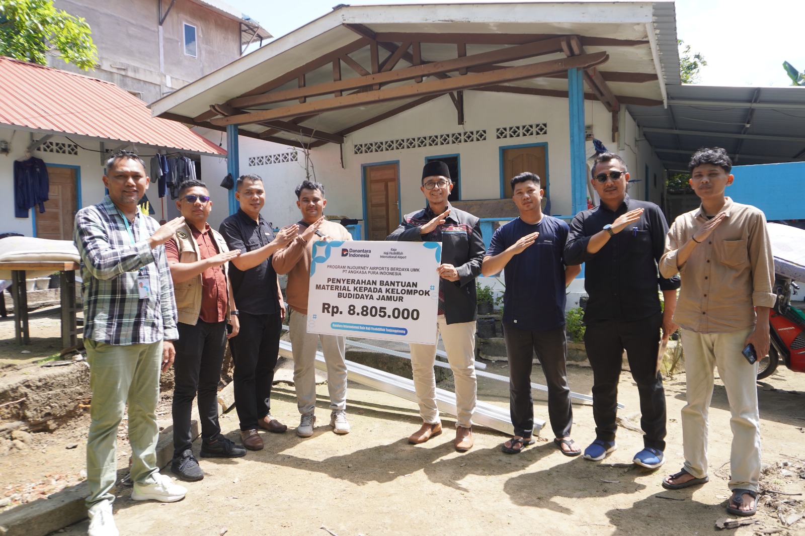 Mohamad Setiadi Dermawan Wakan, General Manager PT Angkasa Pura Indonesia atau Injourney Airports Kantor Cabang Bandara Raja Haji Fisabilillah Tanjungpinang saat menyerahkan bantuan kepada kelompok UMKM budidaya Jamur di Kota Tanjungpinang, Selasa (26/05)