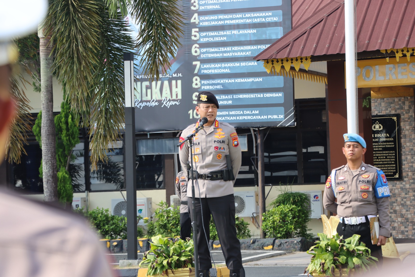 Kapolresta Tanjungpinang Pimpin Apel Kesiapan Pengamanan Hari Raya IdulAdha 1447 H di lapangan Bhayangkara Mapolresta Tanjungpinang. Selasa (26/05/2026)