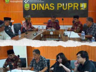 Kepala Dinas PUPR Kota Tanjungpinang, Rusli, dan dihadiri Kepala Dinas Penanaman Modal dan Pelayanan Terpadu Satu Pintu (DPMPTSP) Kota Tanjungpinang Adi Firmansyah, Kepala Dinas Komunikasi dan Informatika Kota Tanjungpinang Teguh Susanto, Kabid Penaatan Lingkungan dan Peningkatan Kapasitas Lingkungan Hidup DLH, Desryati, Sekretaris Dinas Perumahan, Permukiman dan Pertamanan Kota Tanjungpinang M. Irfan, beserta bidang teknis terkait dari Dinas PUPR. Hadir pula pemilik Perumahan Cristal Abadi 3, Joni, bersama jajaran, Kamis (30/04)