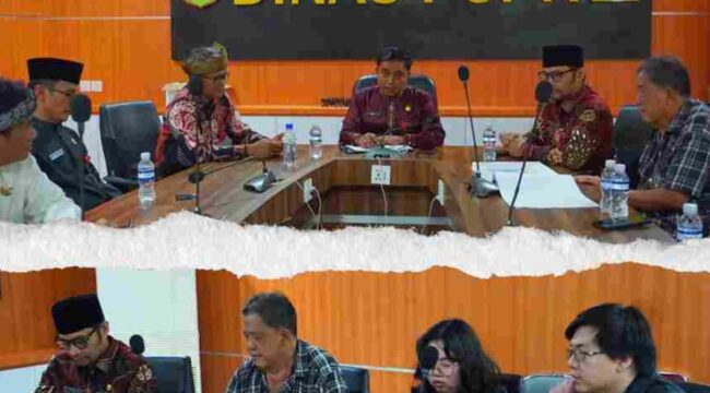 Kepala Dinas PUPR Kota Tanjungpinang, Rusli, dan dihadiri Kepala Dinas Penanaman Modal dan Pelayanan Terpadu Satu Pintu (DPMPTSP) Kota Tanjungpinang Adi Firmansyah, Kepala Dinas Komunikasi dan Informatika Kota Tanjungpinang Teguh Susanto, Kabid Penaatan Lingkungan dan Peningkatan Kapasitas Lingkungan Hidup DLH, Desryati, Sekretaris Dinas Perumahan, Permukiman dan Pertamanan Kota Tanjungpinang M. Irfan, beserta bidang teknis terkait dari Dinas PUPR. Hadir pula pemilik Perumahan Cristal Abadi 3, Joni, bersama jajaran, Kamis (30/04)