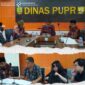 Kepala Dinas PUPR Kota Tanjungpinang, Rusli, dan dihadiri Kepala Dinas Penanaman Modal dan Pelayanan Terpadu Satu Pintu (DPMPTSP) Kota Tanjungpinang Adi Firmansyah, Kepala Dinas Komunikasi dan Informatika Kota Tanjungpinang Teguh Susanto, Kabid Penaatan Lingkungan dan Peningkatan Kapasitas Lingkungan Hidup DLH, Desryati, Sekretaris Dinas Perumahan, Permukiman dan Pertamanan Kota Tanjungpinang M. Irfan, beserta bidang teknis terkait dari Dinas PUPR. Hadir pula pemilik Perumahan Cristal Abadi 3, Joni, bersama jajaran, Kamis (30/04)