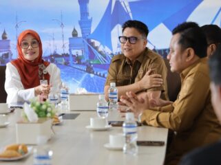 Kepala Dinas Kominfo Kepri Hendri Kurniadi dan Kepala Stasiun TVRI Kepulauan Riau Yenni Marlinda, Senin (04/05)
