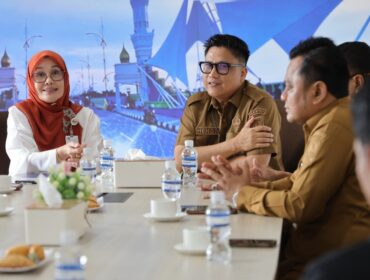 Kepala Dinas Kominfo Kepri Hendri Kurniadi dan Kepala Stasiun TVRI Kepulauan Riau Yenni Marlinda, Senin (04/05)