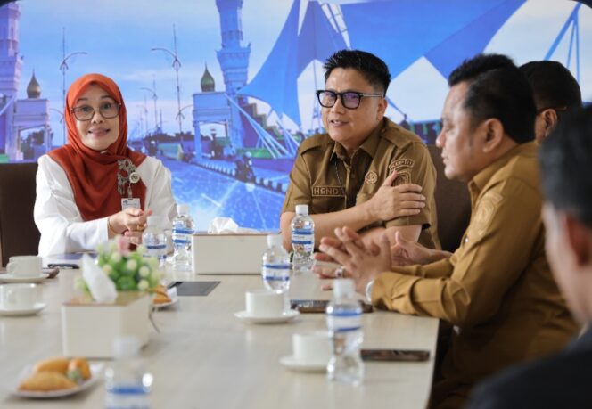 
					Kepala Dinas Kominfo Kepri Hendri Kurniadi dan Kepala Stasiun TVRI Kepulauan Riau Yenni Marlinda, Senin (04/05)