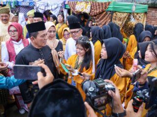 Gubernur Kepulauan Riau, Ansar Ahmad, usai bertindak sebagai pembina upacara pada Peringatan Hari Pendidikan Nasional (Hardiknas) Tingkat Provinsi Kepulauan Riau Tahun 2026 yang dilaksanakan di Lapangan SMK Negeri 1 Tanjungpinang, Senin (4/5/2026).