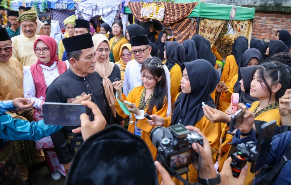 Gubernur Kepulauan Riau, Ansar Ahmad, usai bertindak sebagai pembina upacara pada Peringatan Hari Pendidikan Nasional (Hardiknas) Tingkat Provinsi Kepulauan Riau Tahun 2026 yang dilaksanakan di Lapangan SMK Negeri 1 Tanjungpinang, Senin (4/5/2026).