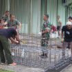 Kodim 0315/Tanjungpinang kembali menunjukkan komitmennya dalam mendukung percepatan pembangunan infrastruktur pedesaan pascabanjir melalui dimulainya pembangunan Jembatan Armco di wilayah Kabupaten Bintan, Kamis (7/5/2026).