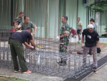 Kodim 0315/Tanjungpinang kembali menunjukkan komitmennya dalam mendukung percepatan pembangunan infrastruktur pedesaan pascabanjir melalui dimulainya pembangunan Jembatan Armco di wilayah Kabupaten Bintan, Kamis (7/5/2026).