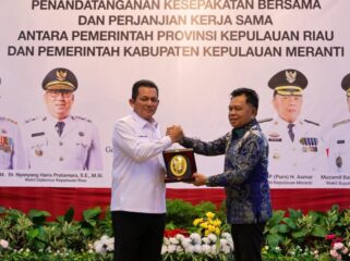 Pemerintah Provinsi Kepulauan Riau dan Pemerintah Kabupaten Kepulauan Meranti resmi melaksanakan Penandatanganan Kesepakatan Bersama dan Perjanjian Kerja Sama di Gedung Daerah, Tanjungpinang, Jumat (08/05).