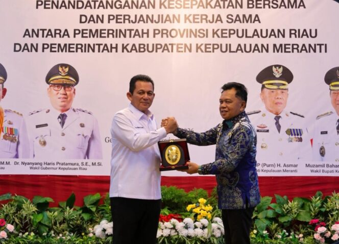 
					Pemerintah Provinsi Kepulauan Riau dan Pemerintah Kabupaten Kepulauan Meranti resmi melaksanakan Penandatanganan Kesepakatan Bersama dan Perjanjian Kerja Sama di Gedung Daerah, Tanjungpinang, Jumat (08/05).