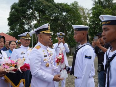 Komandan Satuan Kapal Ranjau (Dansatran) Koarmada I Kolonel Laut (P) Yusup Yanto , M.Tr.Hanla., M.M., CTMP. mewakili Pangkoarmada I menghadiri Upacara Pelantikan dan Penyumpahan Pendidikan Pertama Tamtama (Dikmata) TNI AL Angkatan XLVI TA 2026 di Satdik 1 Kodiklatal Tanjung Uban, Sabtu 09 Mei 2026.