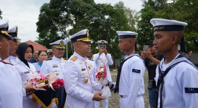 
					Komandan Satuan Kapal Ranjau (Dansatran) Koarmada I Kolonel Laut (P) Yusup Yanto , M.Tr.Hanla., M.M., CTMP. mewakili Pangkoarmada I menghadiri Upacara Pelantikan dan Penyumpahan Pendidikan Pertama Tamtama (Dikmata) TNI AL Angkatan XLVI TA 2026 di Satdik 1 Kodiklatal Tanjung Uban, Sabtu 09 Mei 2026.