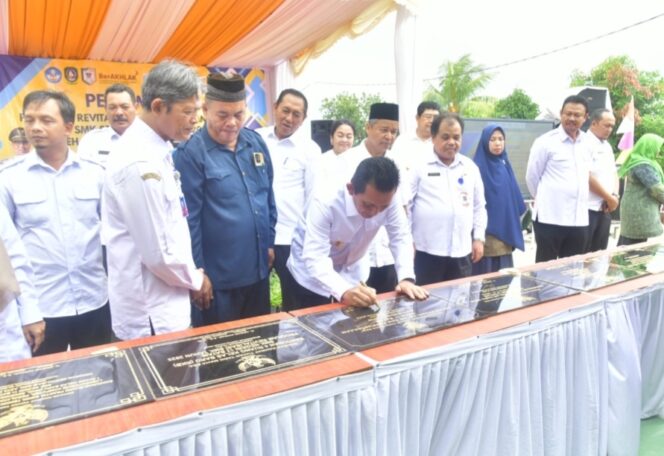 
					Gubernur Kepulauan Riau H. Ansar Ahmad, menghadiri acara Peresmian Program Revitalisasi Asta Cita SMK/SMA dan APBD T.A 2025 se-Kota Batam pada Rabu (13/05) yang diselenggarakan di SMK Negeri 11 Kota Batam.
