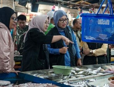 Sekretaris Daerah Provinsi Kepulauan, Riau Misni bersama Tim Pengendalian Inflasi Daerah (TPID) Provinsi Kepri meninjau langsung kondisi harga bahan pokok di Pasar Bintan Center (Bincen), Tanjungpinang, Jumat (15/5/2026).