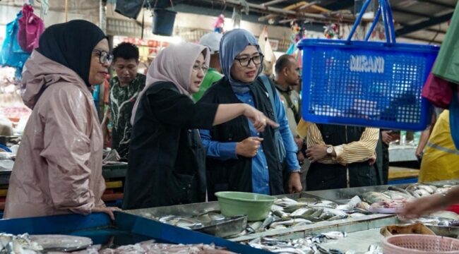 Sekretaris Daerah Provinsi Kepulauan, Riau Misni bersama Tim Pengendalian Inflasi Daerah (TPID) Provinsi Kepri meninjau langsung kondisi harga bahan pokok di Pasar Bintan Center (Bincen), Tanjungpinang, Jumat (15/5/2026).