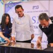 Menteri Kelautan dan Perikanan Republik Indonesia Sakti Wahyu Trenggono bersama Gubernur Kepulauan Riau Ansar Ahmad meresmikan pabrik pengolahan ikan PT Bintan Intan Gemilang (BIG) di Jalan Nusantara, Kijang, Kabupaten Bintan, Kamis (14/5).