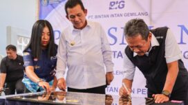 Menteri Kelautan dan Perikanan Republik Indonesia Sakti Wahyu Trenggono bersama Gubernur Kepulauan Riau Ansar Ahmad meresmikan pabrik pengolahan ikan PT Bintan Intan Gemilang (BIG) di Jalan Nusantara, Kijang, Kabupaten Bintan, Kamis (14/5).