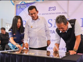 Menteri Kelautan dan Perikanan Republik Indonesia Sakti Wahyu Trenggono bersama Gubernur Kepulauan Riau Ansar Ahmad meresmikan pabrik pengolahan ikan PT Bintan Intan Gemilang (BIG) di Jalan Nusantara, Kijang, Kabupaten Bintan, Kamis (14/5).