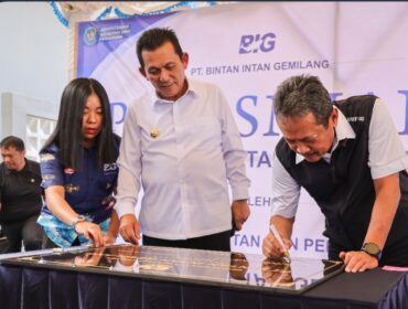 Menteri Kelautan dan Perikanan Republik Indonesia Sakti Wahyu Trenggono bersama Gubernur Kepulauan Riau Ansar Ahmad meresmikan pabrik pengolahan ikan PT Bintan Intan Gemilang (BIG) di Jalan Nusantara, Kijang, Kabupaten Bintan, Kamis (14/5).