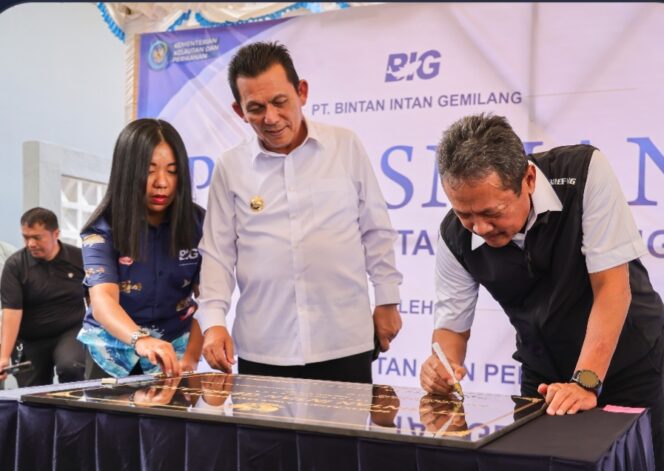 
					Menteri Kelautan dan Perikanan Republik Indonesia Sakti Wahyu Trenggono bersama Gubernur Kepulauan Riau Ansar Ahmad meresmikan pabrik pengolahan ikan PT Bintan Intan Gemilang (BIG) di Jalan Nusantara, Kijang, Kabupaten Bintan, Kamis (14/5).