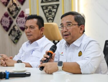 Gubernur Kepulauan Riau H. Ansar Ahmad menerima kunjungan kerja dan silaturahmi Satuan Kerja Khusus Pelaksana Kegiatan Usaha Hulu Minyak dan Gas Bumi (SKK Migas) Perwakilan Sumatera Bagian Utara bersama sejumlah Kontraktor Kontrak Kerja Sama (KKKS) di Gedung Dekranasda Provinsi Kepulauan Riau, Tanjungpinang, Rabu (13/5).