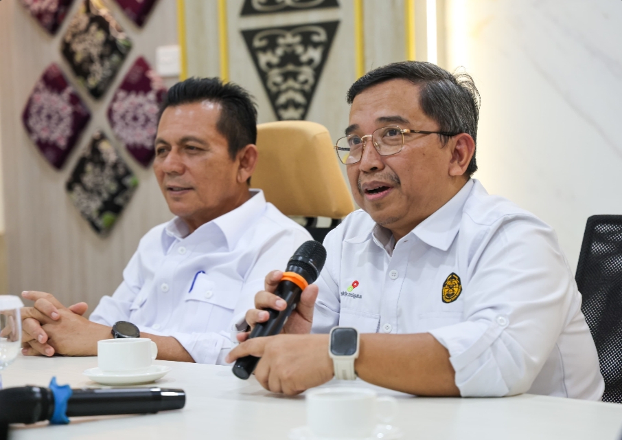 Gubernur Kepulauan Riau H. Ansar Ahmad menerima kunjungan kerja dan silaturahmi Satuan Kerja Khusus Pelaksana Kegiatan Usaha Hulu Minyak dan Gas Bumi (SKK Migas) Perwakilan Sumatera Bagian Utara bersama sejumlah Kontraktor Kontrak Kerja Sama (KKKS) di Gedung Dekranasda Provinsi Kepulauan Riau, Tanjungpinang, Rabu (13/5).