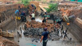 Personil Kodim 0315 Tanungpinang saat membangun Jembatan di Bintan, Sabtu (16/05)