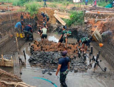 Personil Kodim 0315 Tanungpinang saat membangun Jembatan di Bintan, Sabtu (16/05)